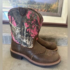 Fat baby boots, camouflage and pink